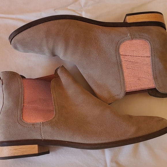 Toms Ella Tan Suede Chelsea Sz. 10 Ankle Boot - Picture 5 of 10